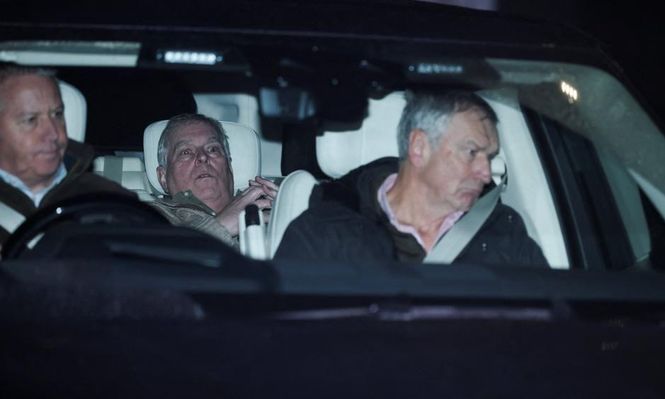 Andrés abandonó la estación de policía y fue trasladado en un vehículo particular.