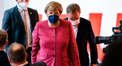 La canciller saliente Angela Merkel y el presidente del partido Unión Demócrata Cristiana (CDU) y principal candidato para las próximas elecciones federales, Armin Laschet se van después de pronunciar discursos durante un evento