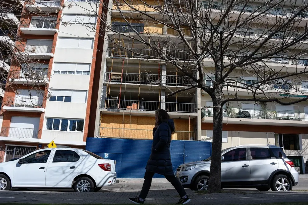 El edificio sigue deshabitado y en reconstrucción.