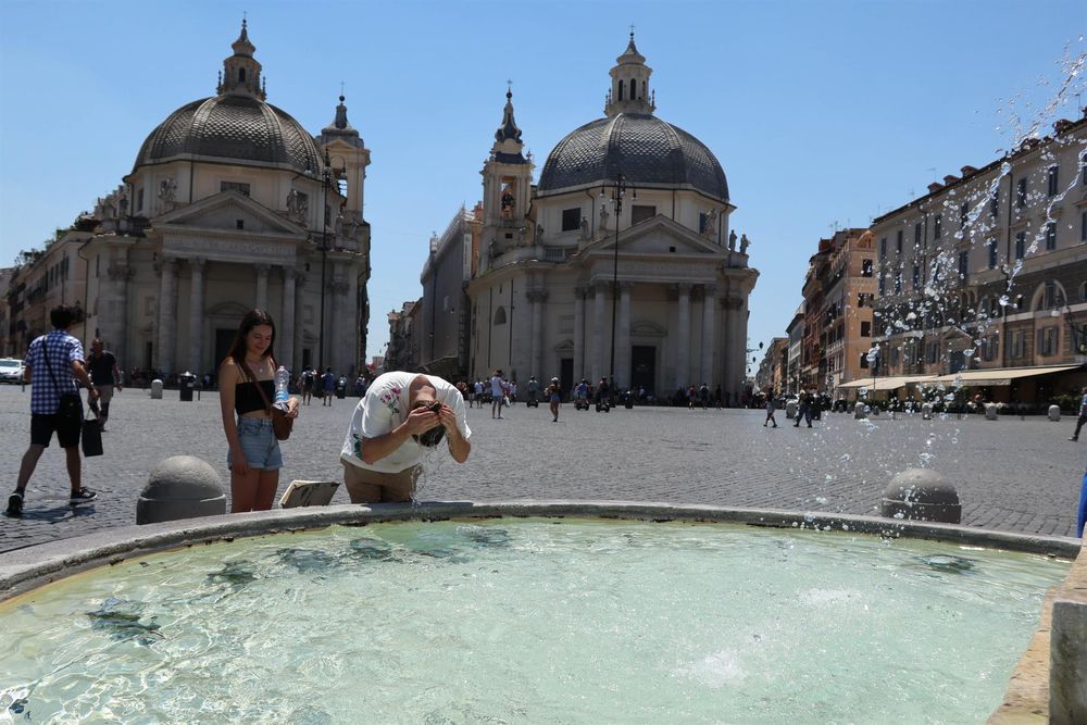 Un hombre se refresca en una fuente en Italia. (Archivo &nbsp;EFE)