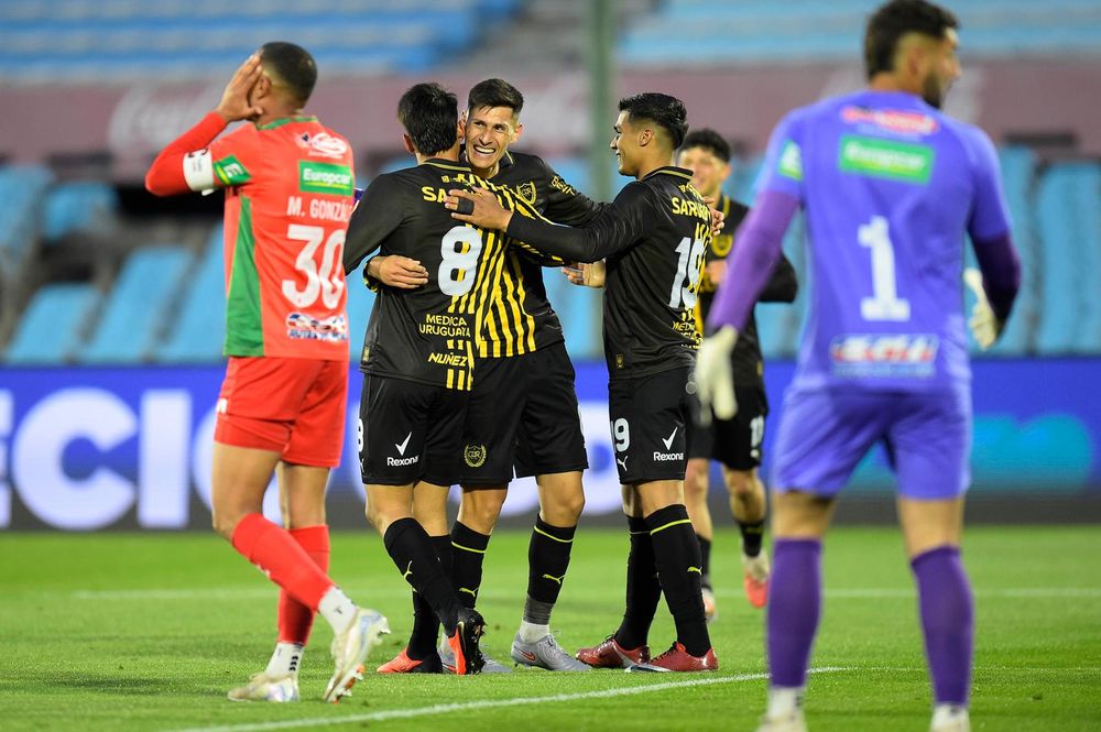 Lucas Ferreira, Nicolás Fernández y Matías Arezo celebran el primer gol de Peñarol contra Boston River&nbsp;