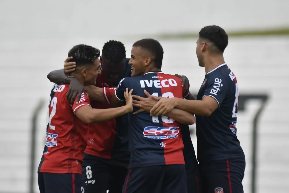 Ousmane NDong arropado por sus compañeros