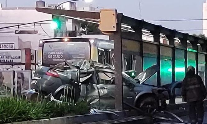 Perdió el control a alta velocidad y terminó incrustado contra una parada del Metrobus en Juan B. Justo
