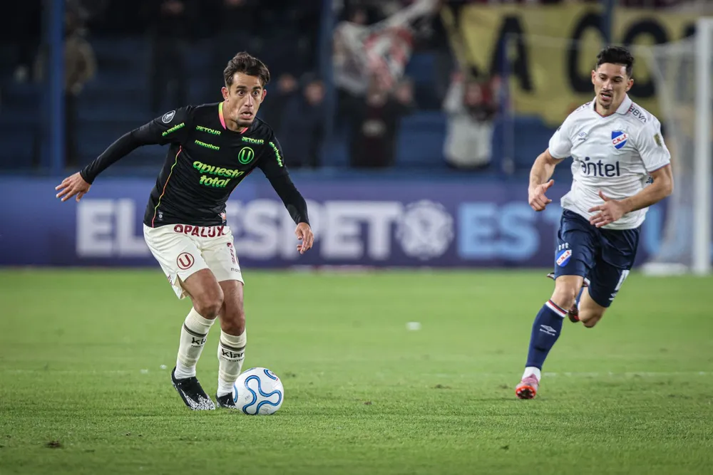 Maximiliano Silvera de Nacional ante Universitario por Copa Libertadores