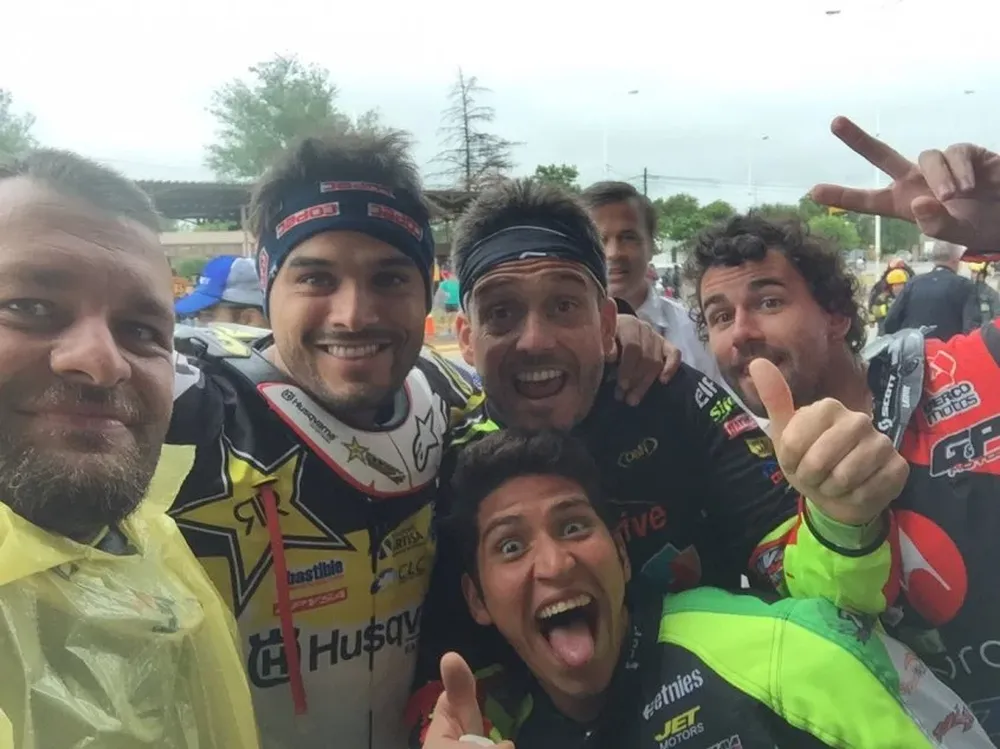 Laurent Lazard (izq.) junto a otros pilotos del Dakar
