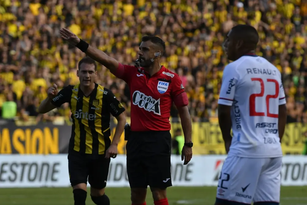 El último clásico Peñarol vs Nacional en el Campeón del Siglo; arbitró Ferreyra y aparecen en la imagen Cristóforo y Zalaba