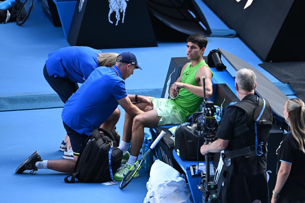 Carlos Alcaraz recibe atención médica en el partido ante Alexander Zverev