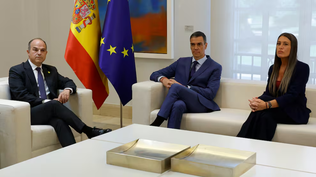 El presidente del Gobierno, Pedro Sánchez junto a Jordi Turull y Miriam Nogueras de Junts.