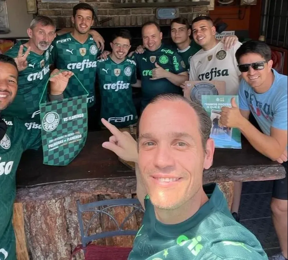 El padre de Joaquín Piquerez, a la izquierda, vivió de manera muy especial el partido de su hijo con Palmeiras ante Flamengo, rodeado de algunos amigos del futbolista y de brasileños