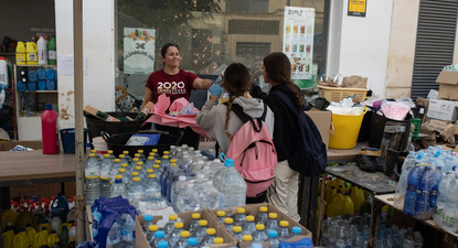 Reparto de agua embotellada en las zonas afectadas por la DANA