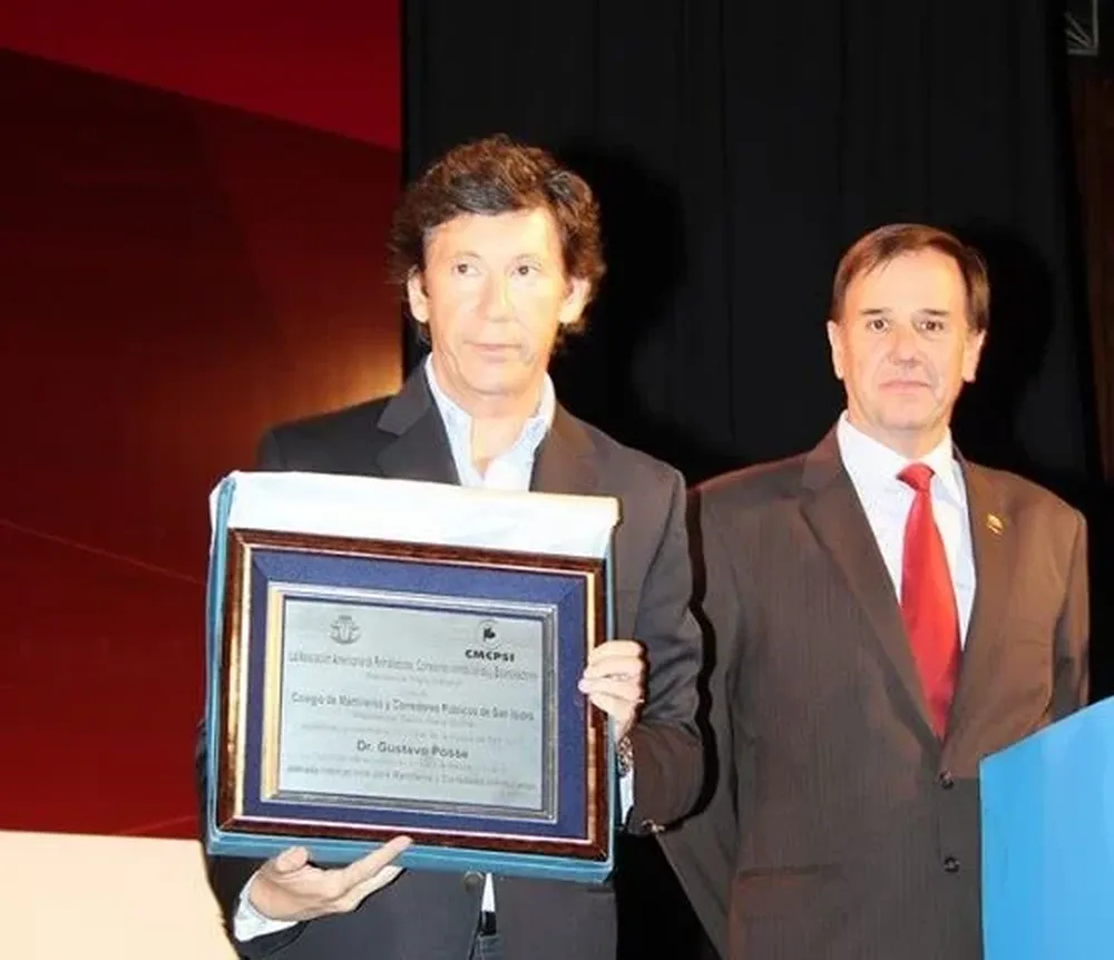 Entrega de placa al intendente Posse