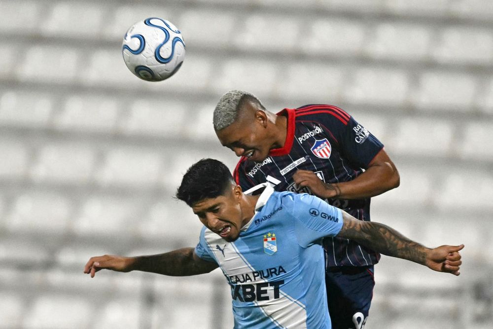 Jermein Peña y Luis Ibérico en el partido de Cristal vs Junior