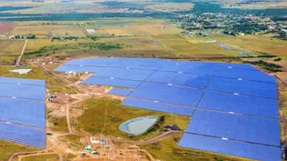 El hidrógeno verde requiere de fuentes renovables, como la energía solar,  para su producción.