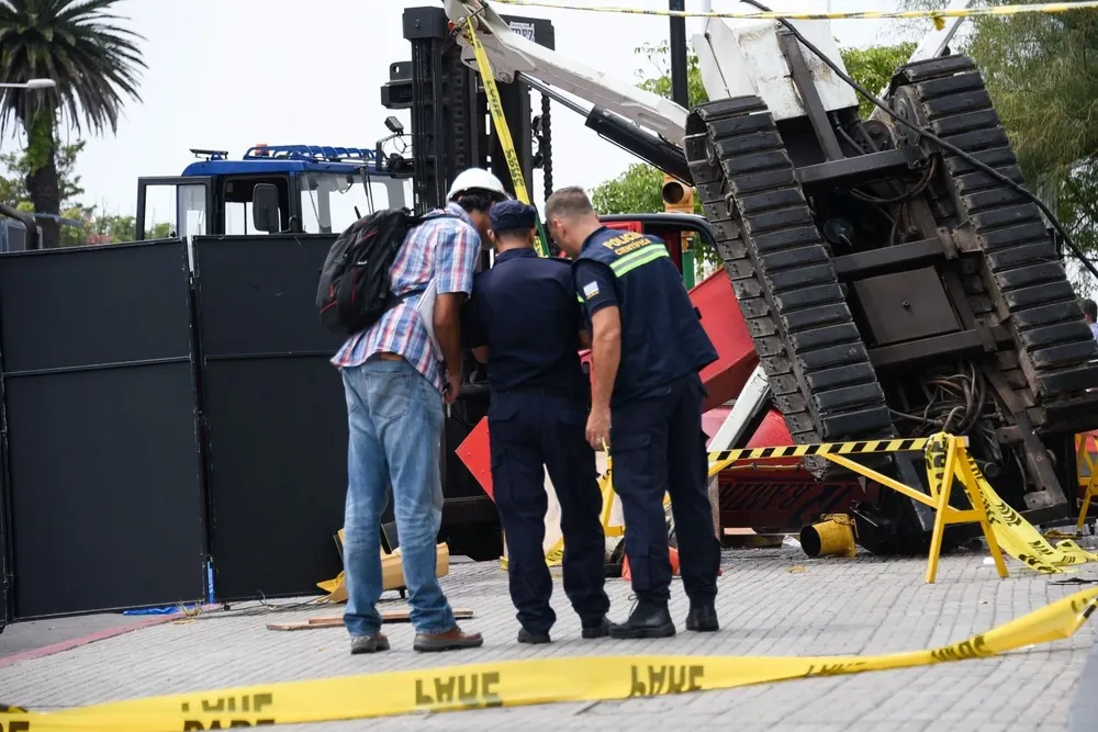 Este lunes cayó una grúa de la empresa Leal en el Nuevocentro Shopping