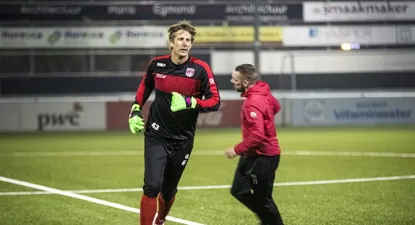 Volvió Van der Sar y atajó un penal ¡a los 45 años!