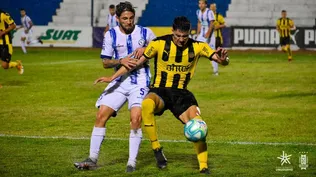 Lamardo y Piquerez durante el partido por el campeonato Uruguayo.