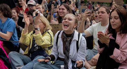 Los jóvenes ucranianos se concentraron fuera del parlamento el jueves cuando los legisladores votaron para revocar una ley controvertida.