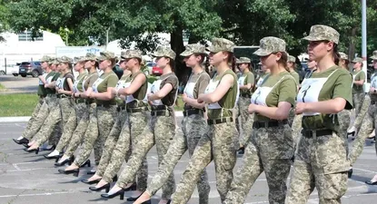 El ejército ucraniano publicó imágenes de mujeres soldado practicando para un desfile con tacones