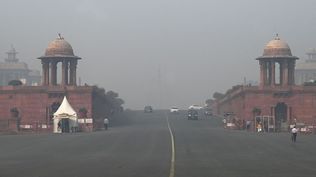 Una niebla tóxica asfixia a la capital de India. AFP
