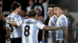 Julián Álvarez de Argentina celebra junto a Nicolás Tagliafico, Enzo Fernández y Thiago Almada ante Brasil por las Eliminatorias