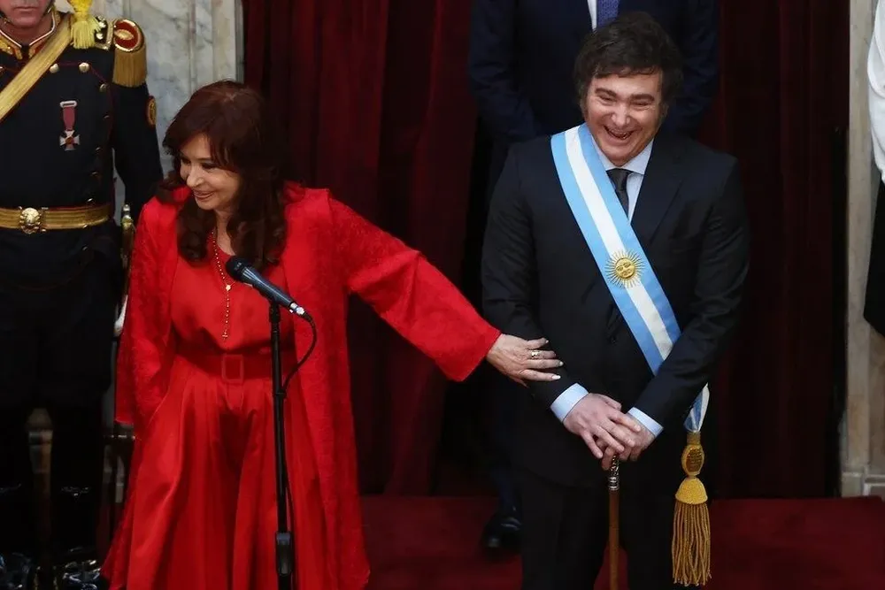 Javier Milei, junto a CFK, el día de su asunción.