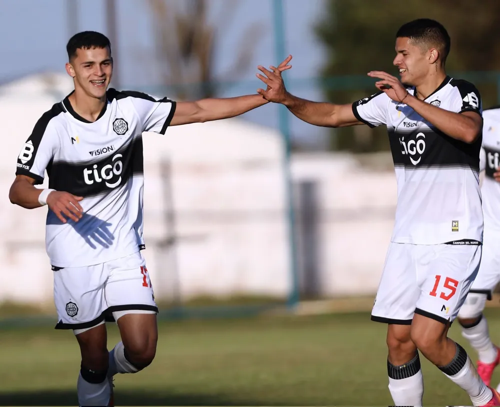 Gustavo Peralta (número 15) festeja uno de los goles