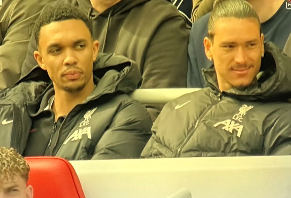 Darwin Núñez vio el partido de Liverpool ante West Ham United desde la tribuna al lado del lesionado Trent-Alexander Arnold Darwin Núñez vio el partido de Liverpool ante West Ham United desde la tribuna al lado del lesionado Trent-Alexander Arnold