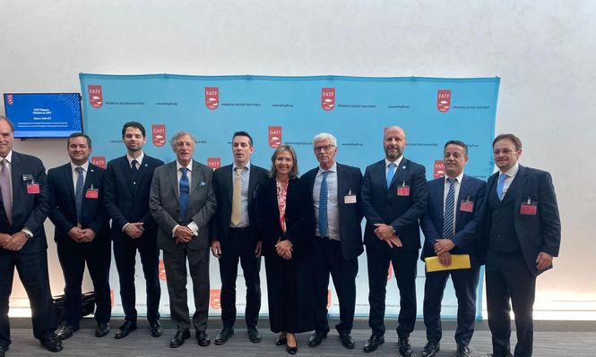 La presidenta del GAFI Elisa de Anda Madrazo, el ministro de justicia Mariano Cúneo Libarona, el secretario de Justicia Sebastián Amerio, el presidente de la Unidad de Información Financiera (UIF) Ignacio Yacobucci, el presidente de la Cámara de Casación Mariano Borinsky, el coordinador nacional del Programa para el Combate de Lavado de Activos y Financiación del Terrorismo Eugenio Curia, el director de Asistencia Judicial en Delitos Complejos y Crimen Organizado Juan Rodríguez Ponte, el fiscal federal Diego Velasco a cargo de la Procuraduría de Criminalidad Económica y Lavado de Activos (Procelac) y oficina de coordinación institucional PGN, y Santiago Otamendi, juez del Superior Tribunal de Justicia de la Ciudad&nbsp; y ex presidente del GAFI.