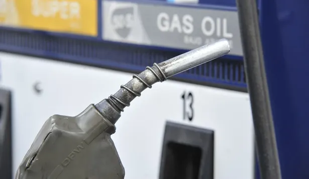 Surtidor de combustibles en estación de servicio.