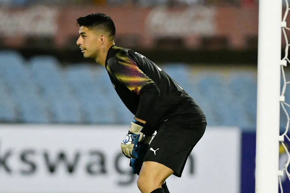 Suárez de golero en el partido despedida de Diego Forlán