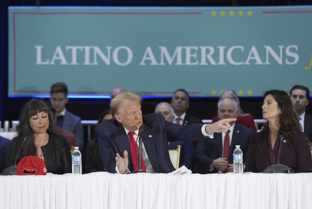 Trump con latinos - AP.jpg