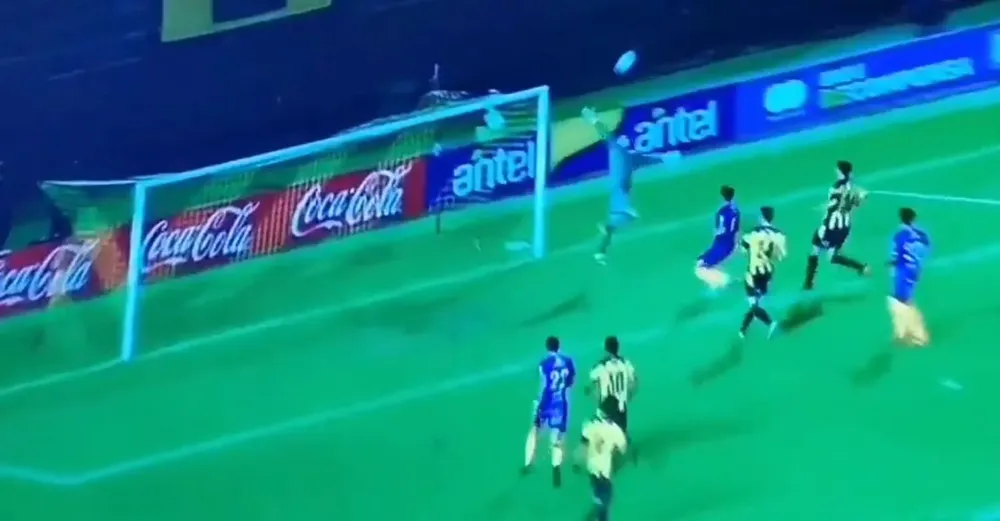 Kevin Dawson se estira pero no llega y es gol de Villa Española en los minutos de adición