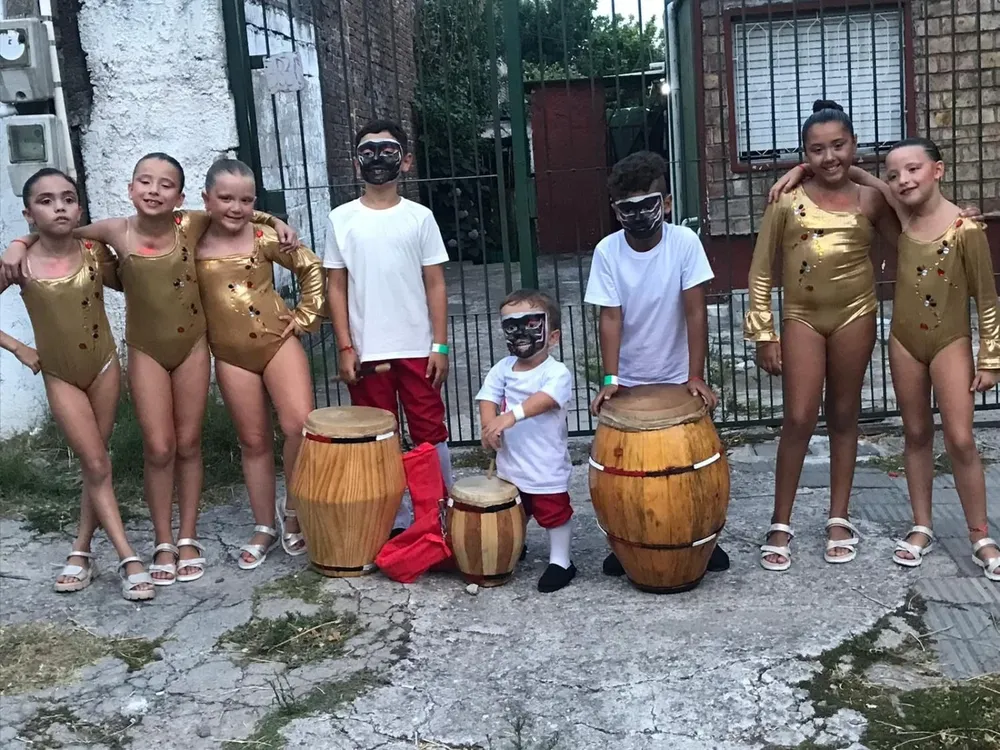 Omara Cogan, Julieta Lugo, Emilia Santana, Tomás Lugo (primo de Juan Martín), Juan Martín Lugo, Pablo Bentancour, Morena Álvez y Emilia Perera, previo al desfile.