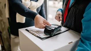 Argentina fija nuevo tipo de cambio para turistas que paguen con tarjeta