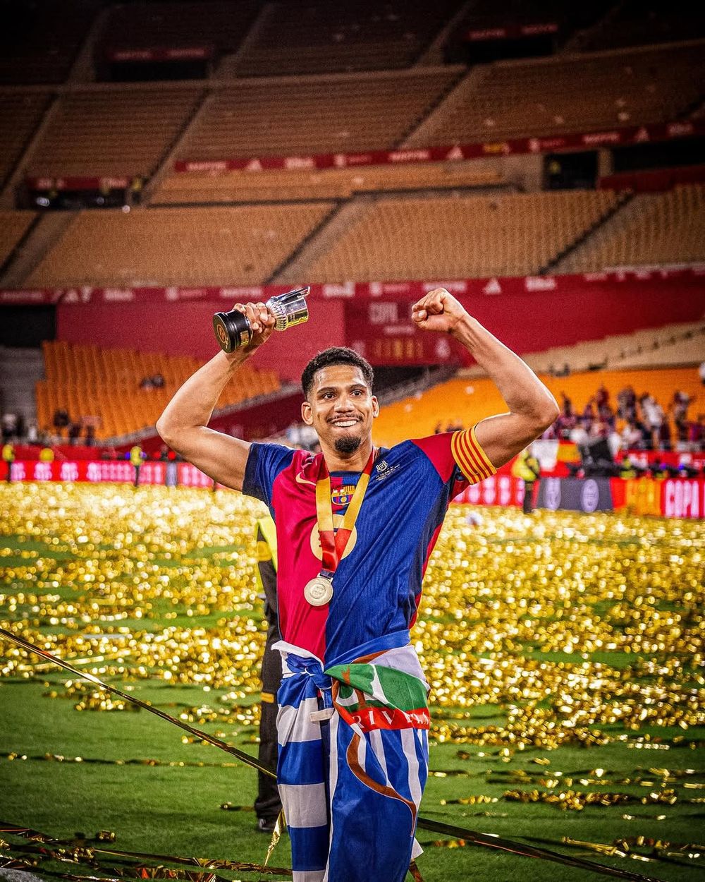 Ronald Araujo celebra con la Copa del Rey en miniatura que le dieron a todos los que la ganaron con Barcelona ante Real Madrid Ronald Araujo celebra con la Copa del Rey en miniatura que le dieron a todos los que la ganaron con Barcelona ante Real Madrid