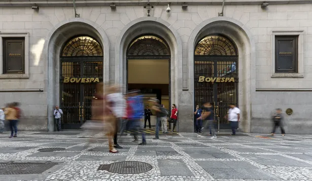 Brasil: la bolsa cae 1,8% y el real coquetea con los 4,2 por dólar