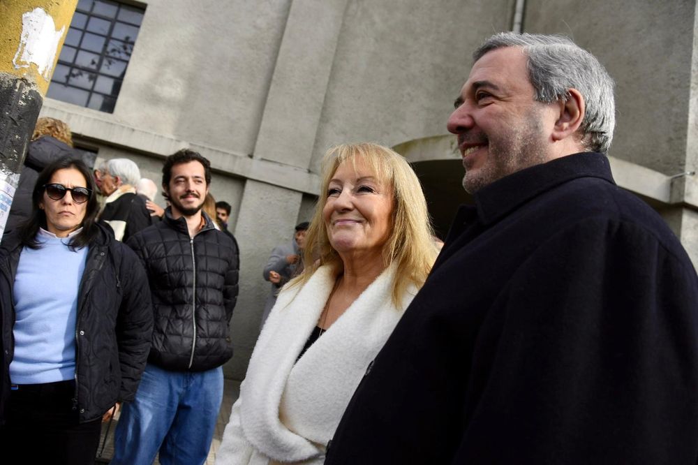 20250616 Mario Bergara y Carolina Cosse después de que el intendente electo presentara su gabinete para la Intendencia de Montevideo