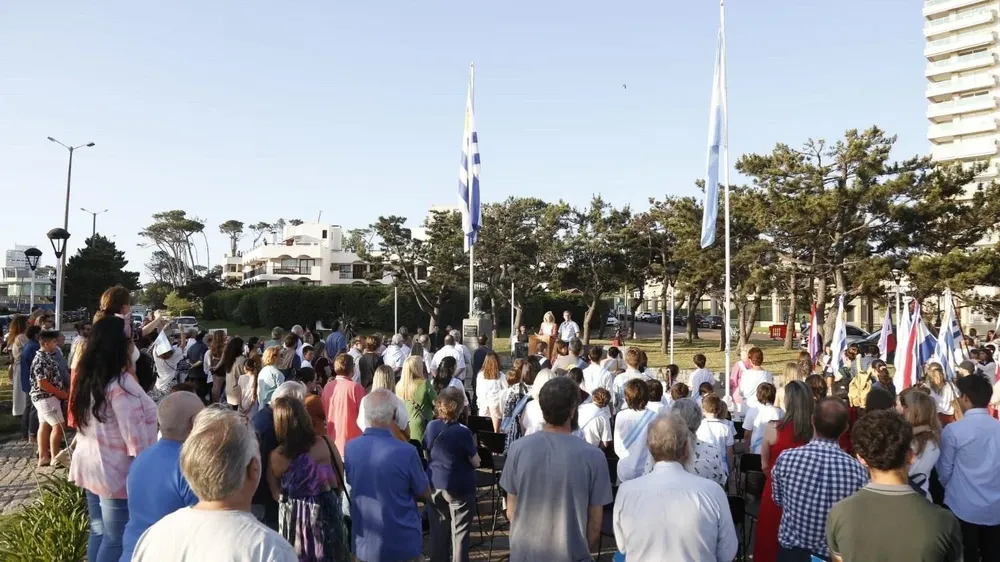 El acto iba a ser el sábado, pero se suspendió cuando empezó a llover