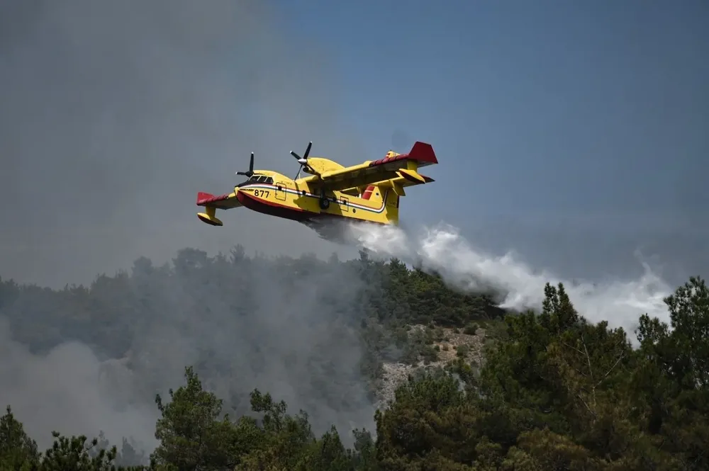 Avión Canadair CL-145, diseñado especialmente para la lucha contra incendios