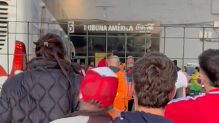 Hinchas de Nacional esperaron a Pablo Peirano en la salida del Centenario