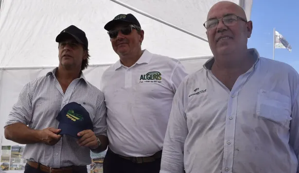 Luis Lacalle Pou, Richard Skorubski, y Jorge Andrés Rodríguez, presidente de la Asociación Rural de Soriano.