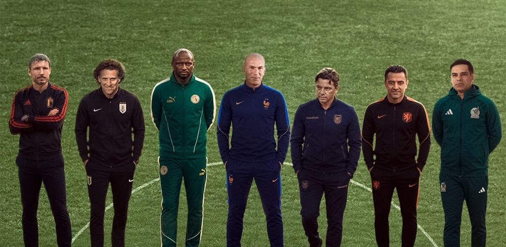 Diego Forlán en el afiche de la FIFA con las leyendas que comenzaron a dirigir selecciones