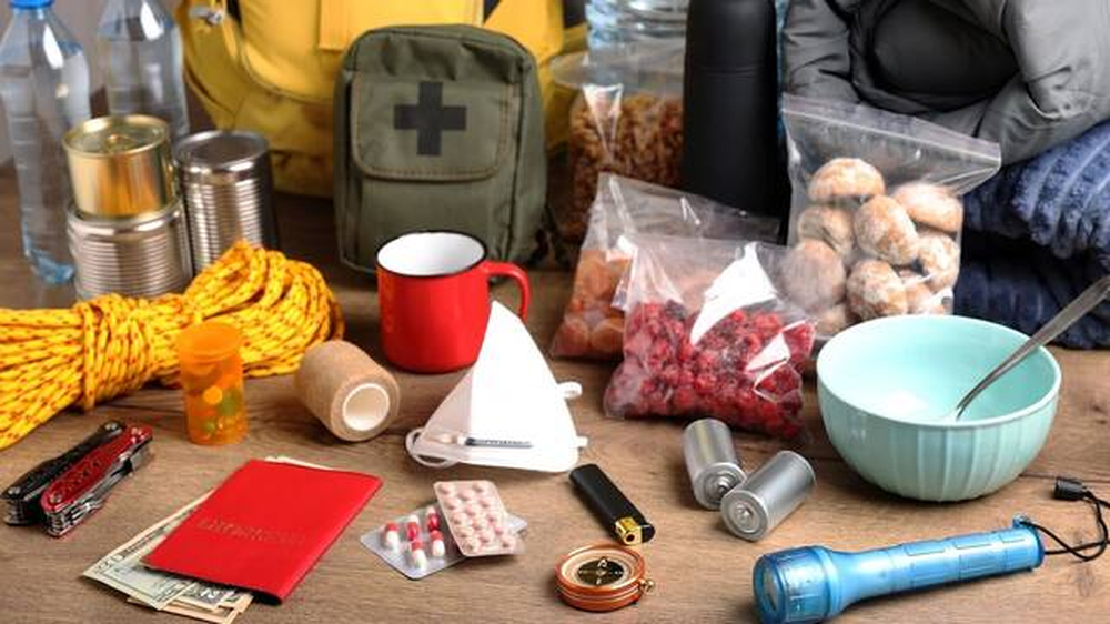 Algunos de los elementos que componenel kit de supervivencia recomendado por la UE.