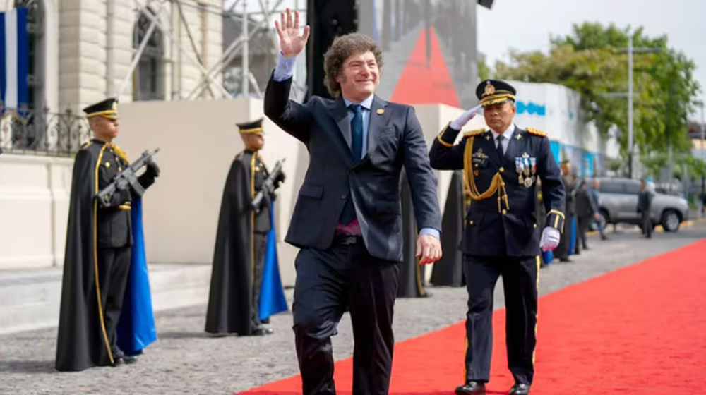 Javier Milei llegó a El Salvador para participar de la asunción de Nayib Bukele.