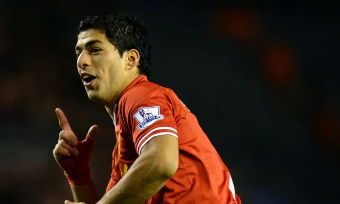 Luis Suárez festejando un gol en su pasaje por Liverpool