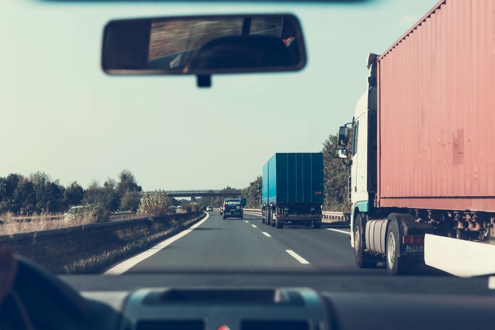 Esta oferta para chofer de camión en Florida ofrece un salario de entre 4000 y 6000 dólares por semana. Pexels