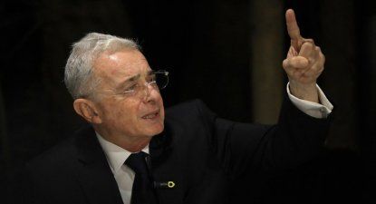 Por qué la justicia colombiana anuló la condena por soborno al ex presidente Uribe y la celebración de la administración Trump