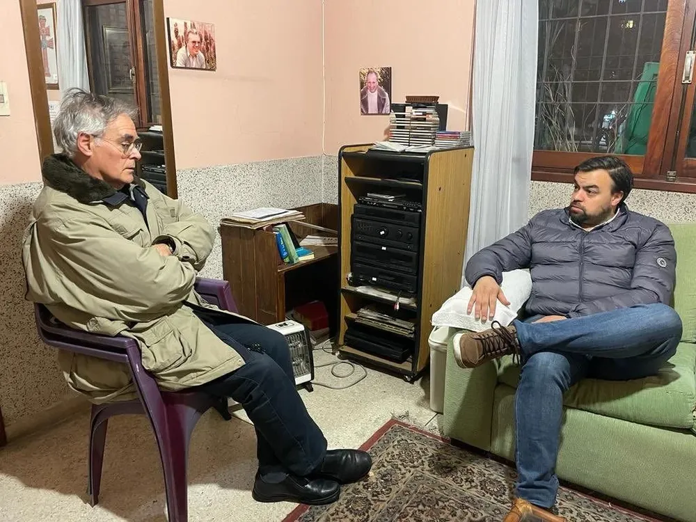 Andrés Capretti (derecha) junto al sacerdote Omar França (izquierda)