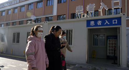 Personas circulando con barbijos en China