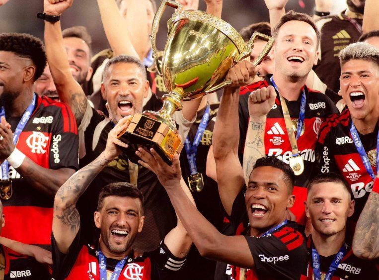 Giorgian de Arrascaeta y Guillermo Varela (derecha) celebran el Carioca con el Flamengo